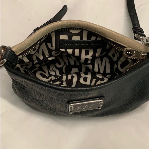 Marc Jacobs leather purse with adjustable strap. - Picture 3 of 9